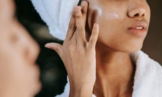 Comment enlever les taches brunes sur le visage naturellement ? Nos conseils et solutions efficaces