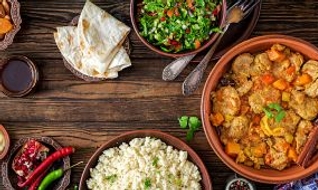 Comment réaliser un tajine de poulet, semoule et olives ?