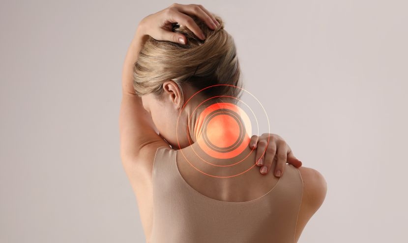 Douleur cervicale et épaule : causes, symptômes et solutions pour retrouver le confort
