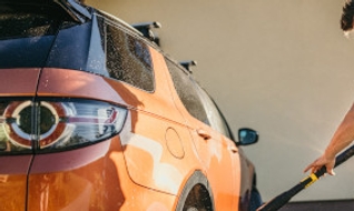 Comment nettoyer la carrosserie de votre voiture sans l’abîmer ? 